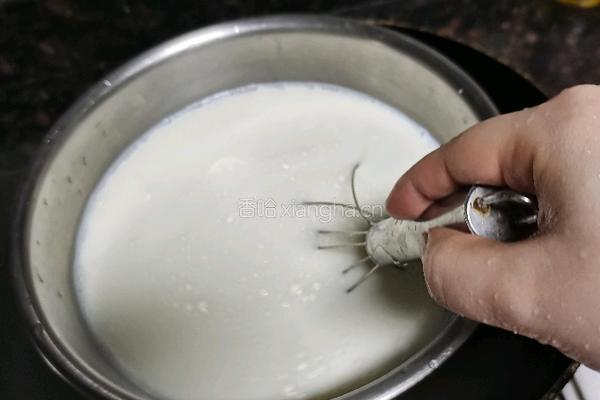 牛奶鸡蛋布丁的做法图解2