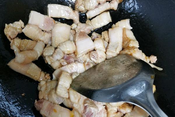 红烧肉炖鹌鹑蛋的做法图解5