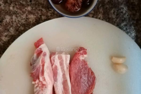 香菇炖猪肉的做法图解1