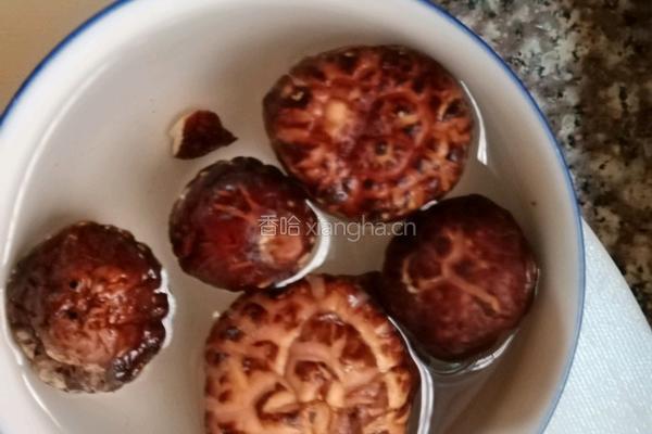 香菇炖猪肉的做法图解2