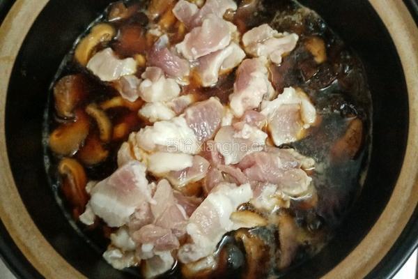 香菇炖猪肉的做法图解6
