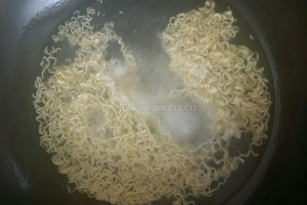 鸡蛋方便面的做法图解3