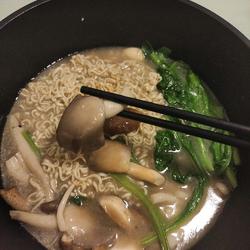 菌菇素菜鸡汤面的做法[图]