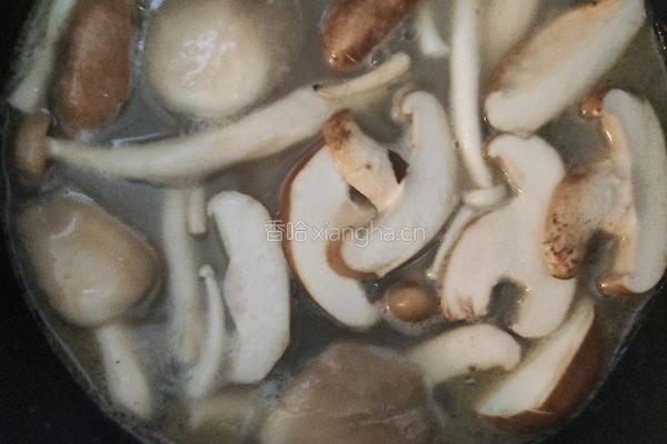菌菇素菜鸡汤面的做法图解3