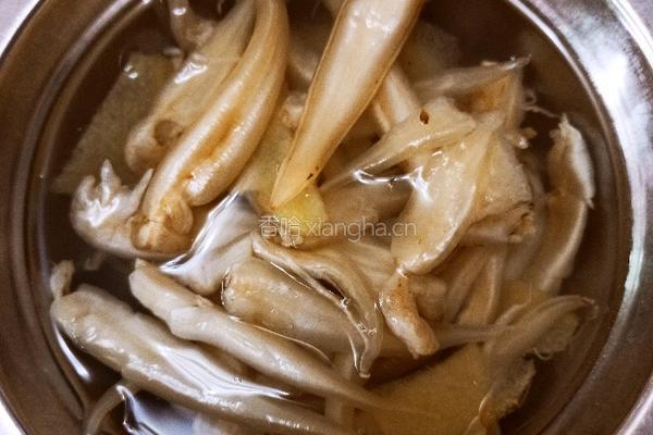 砂锅花胶鲍鱼鸡煲的做法图解1