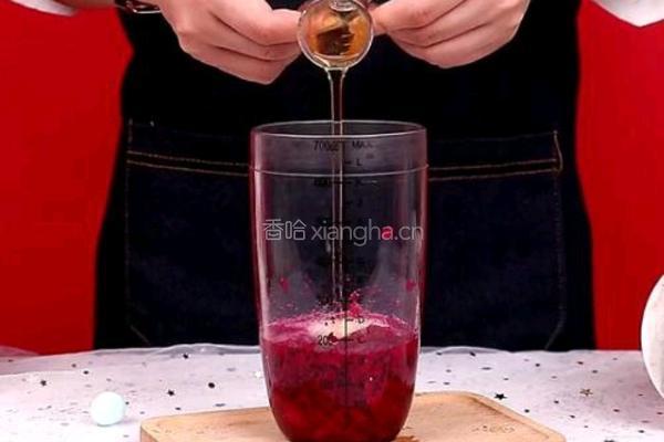 自制饮品｜火龙果养乐多的做法图解3