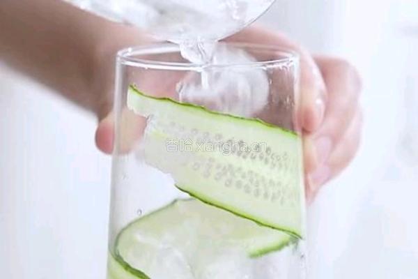 低卡路饮品｜青瓜柠乐的做法图解3