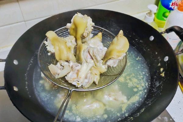 卤猪蹄的做法图解2