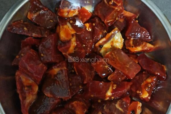 黑椒澳洲牛肉粒炒菠萝的做法图解2