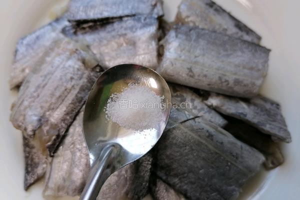茄子烧带鱼的做法图解2