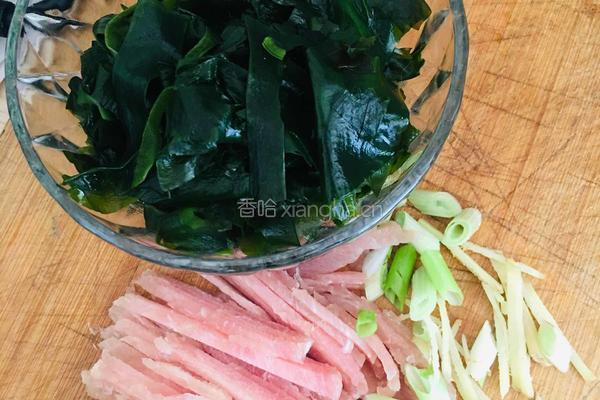 裙带菜肉丝汤的做法图解1
