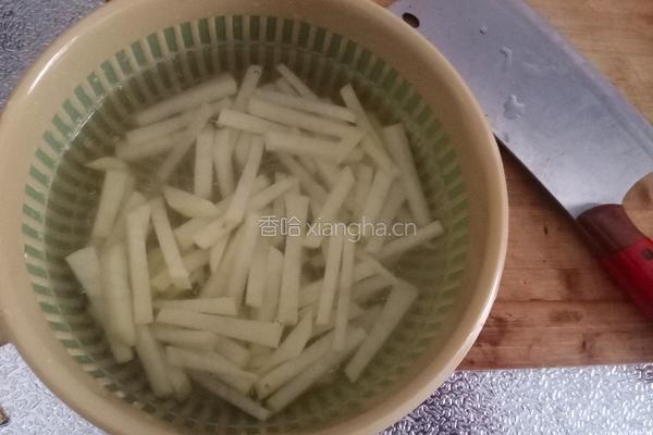 香菇炒土豆条的做法图解1