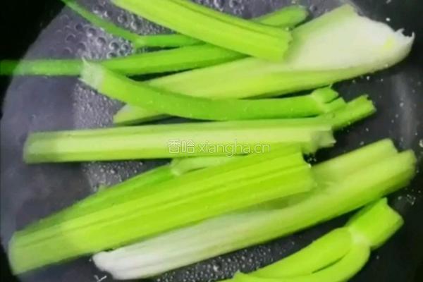 土豆丝炝芹菜的做法图解3