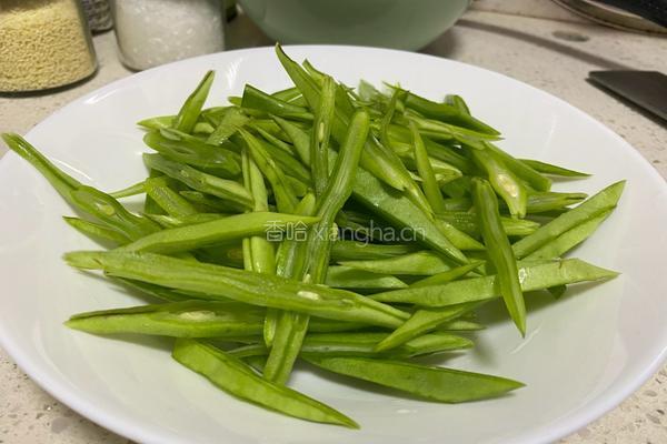 爆炒刀豆丝——超好吃的快手菜的做法图解1