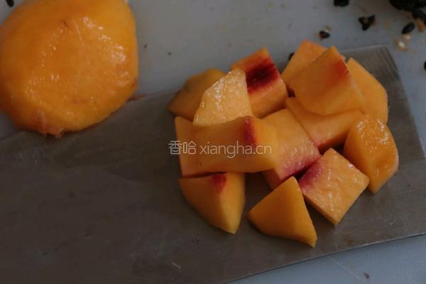 黄桃黑米捞的做法图解3