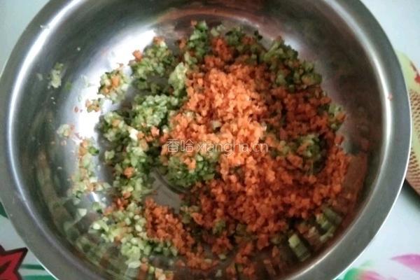 黄瓜胡萝卜鸡蛋饼的做法图解1