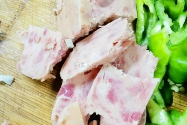 尖椒炒鸡蛋午餐肉的做法图解2