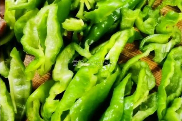尖椒炒鸡蛋午餐肉的做法图解3