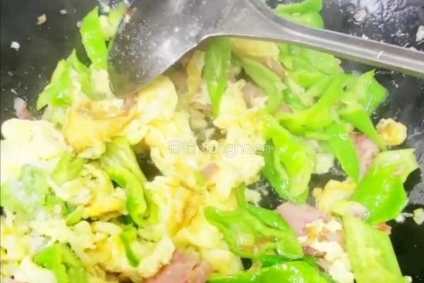 尖椒炒鸡蛋午餐肉的做法图解6