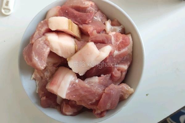 猪肉炖粉条的做法图解1