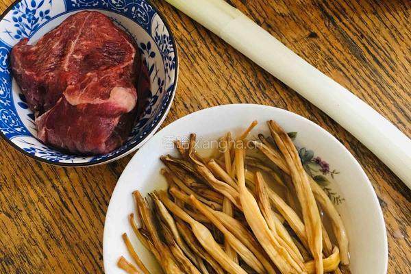 黄花菜牛肉臊子面的做法图解1