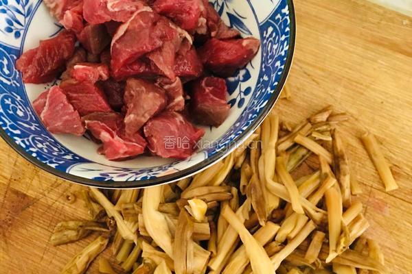 黄花菜牛肉臊子面的做法图解2