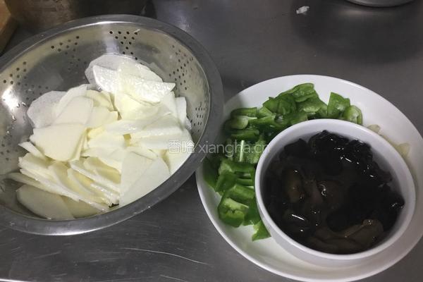 木耳炒山药的做法图解1
