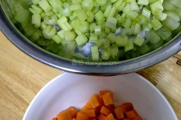 凉拌芹菜花生米胡萝卜的做法图解3