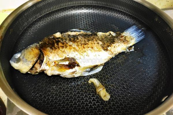 鲫鱼鸡蛋汤的做法图解2