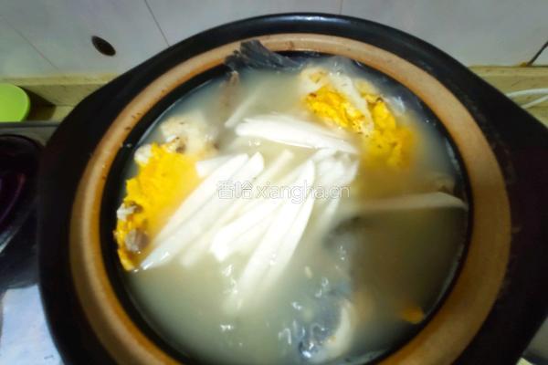鲫鱼鸡蛋汤的做法图解5
