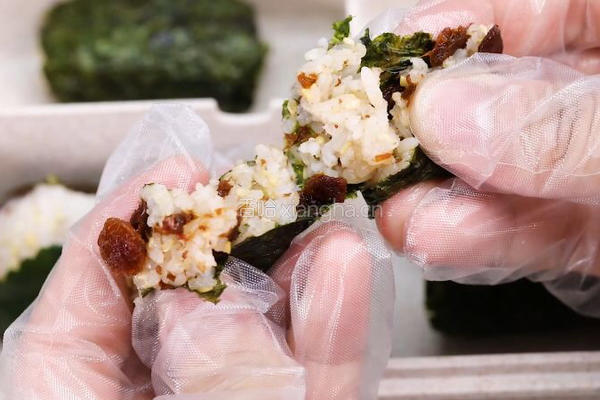 紫苏梅干小饭团的做法图解4