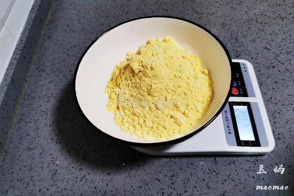 玉米面窝窝头的做法图解1