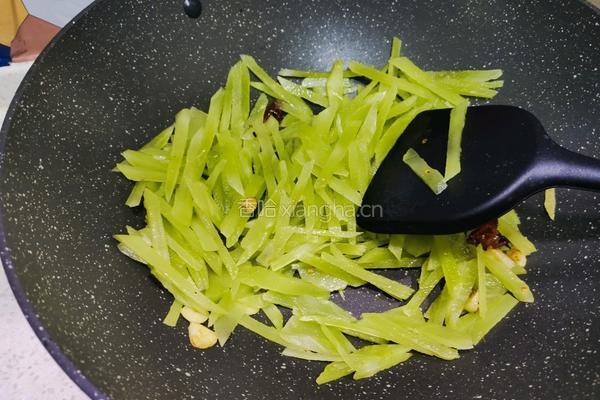 清炒青笋的做法图解3
