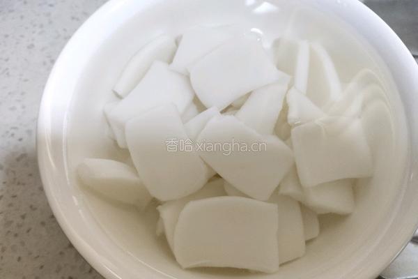 蒜苗灌肠炒年糕的做法图解2