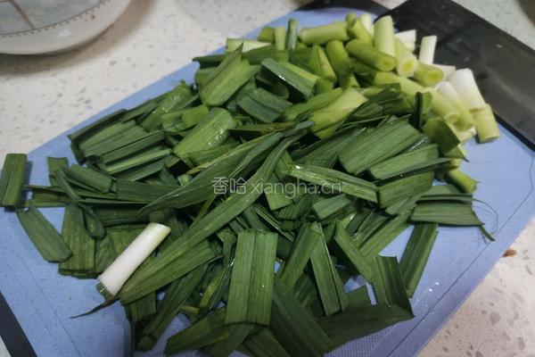 蒜苗灌肠炒年糕的做法图解3