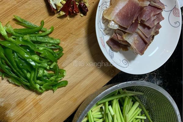 “乱棍打死猪八戒” 蒜薹炒腊肉的做法图解2