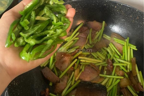 “乱棍打死猪八戒” 蒜薹炒腊肉的做法图解7