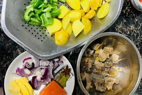 土豆豆角烧鸡肉的做法图解1