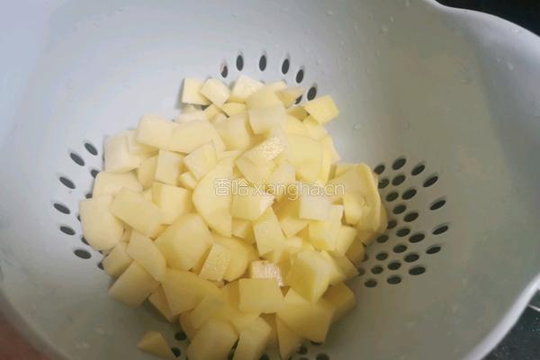 番茄土豆炖排骨的做法图解1