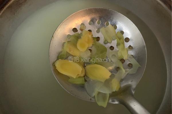 蘑菇鸡汤的做法图解1