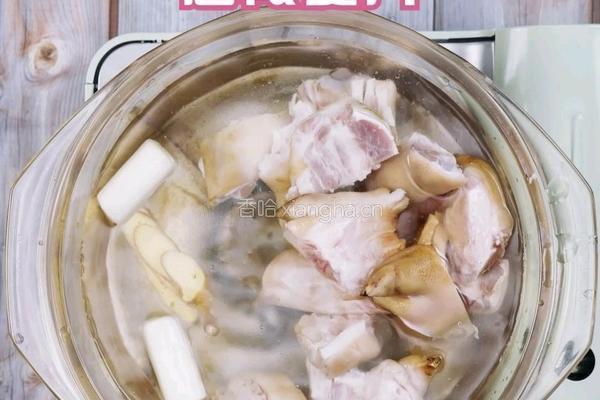 黄豆焖猪蹄的做法图解1