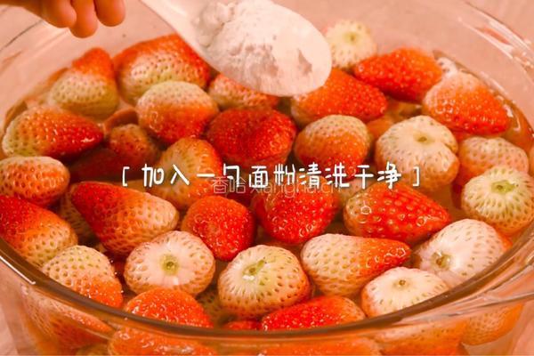 草莓果酱的做法图解1