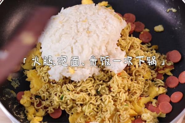 方便面炒饭的做法图解3