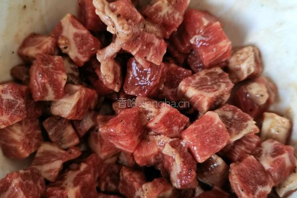 山药香芹牛肉粒的做法图解1