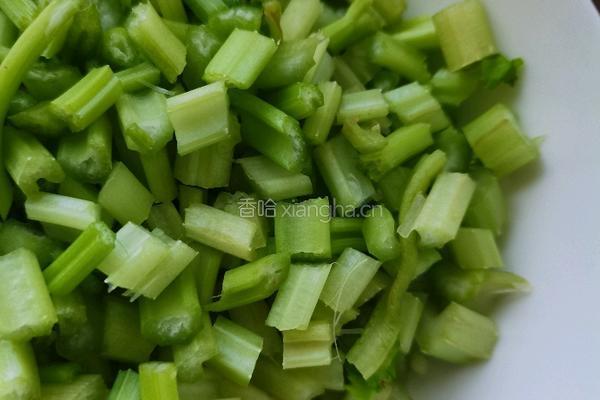 山药香芹牛肉粒的做法图解2