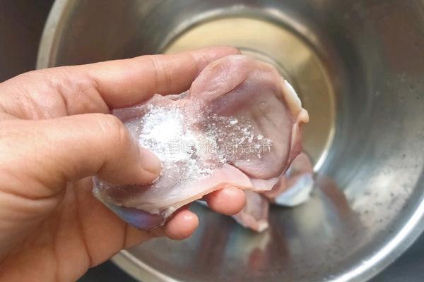 鸭肫炖筒子骨的做法图解3