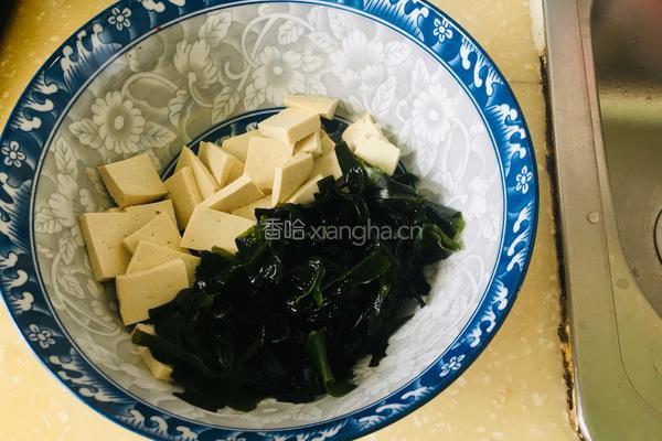 海菜豆腐汤的做法图解1