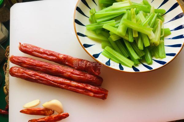 芹菜炒腊肠的做法图解2