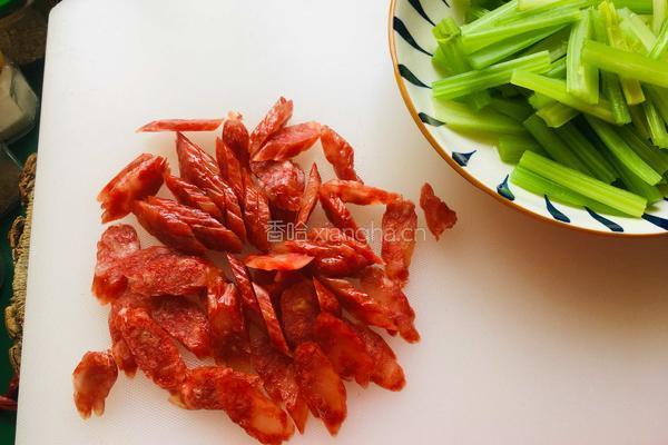 芹菜炒腊肠的做法图解3