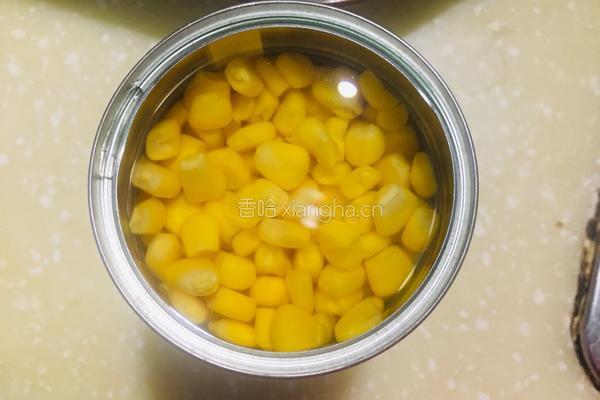 胡萝卜炒甜玉米的做法图解1